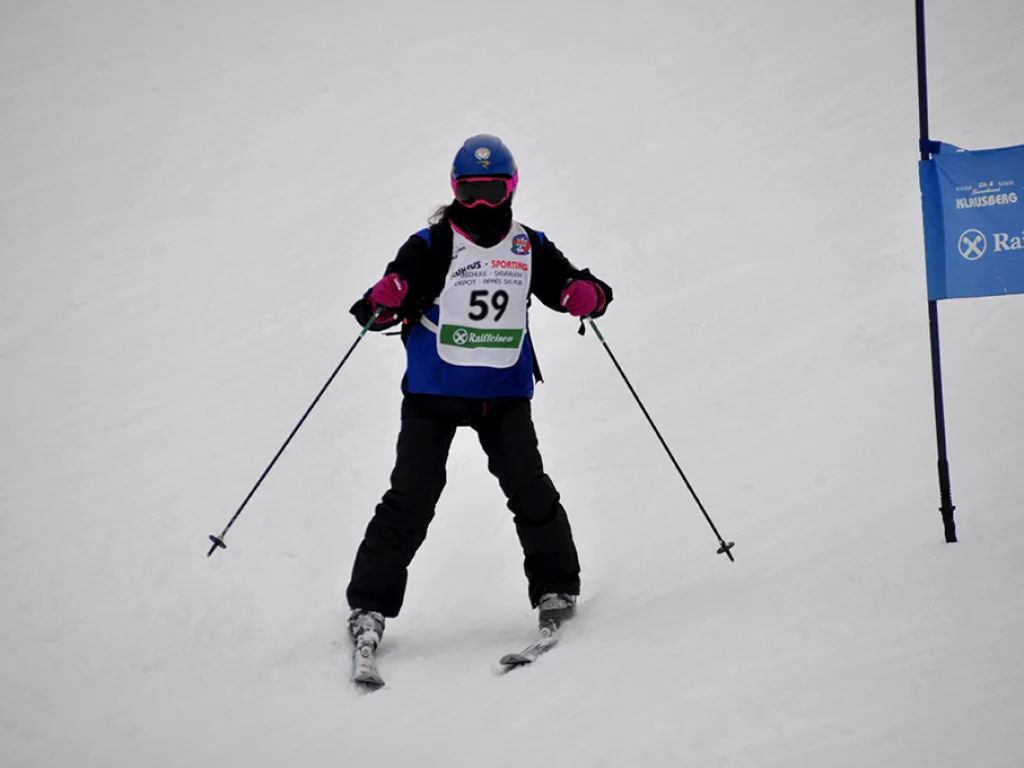 Skifahrerin mit Startnummer 59 auf der Rennstrecke.